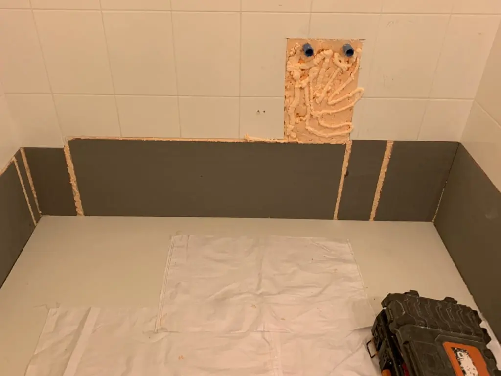 Pendant le remplacement de baignoire en douche