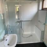 paroi de douche coulissante avec fenêtre