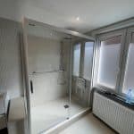 cabine de douche sénior épurée et moderne