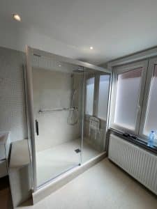 cabine de douche sénior épurée et moderne