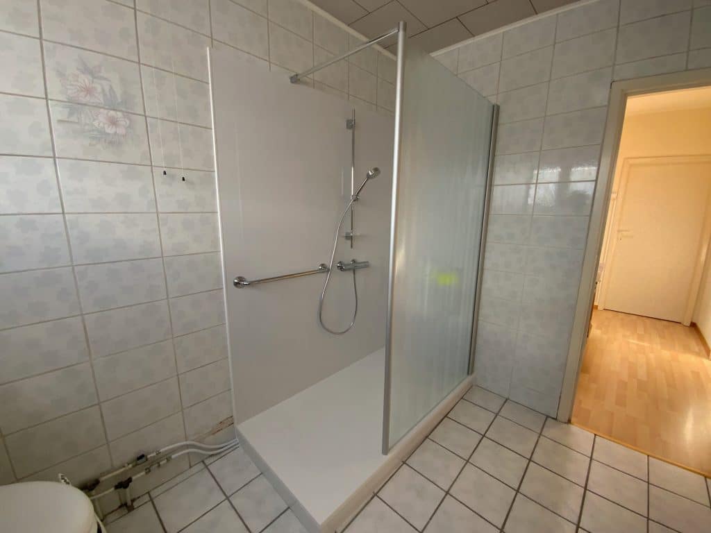 douche paroi effet martelé