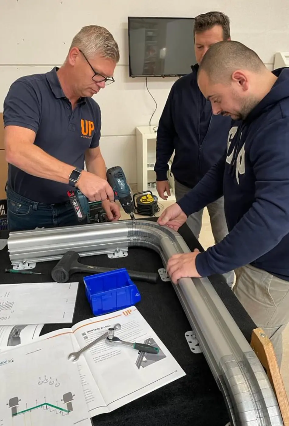 Technicien Hyseco en formation sur les dernières techniques de pose de monte-escalier UP dans le cadre des interventions AVIQ en Wallonie