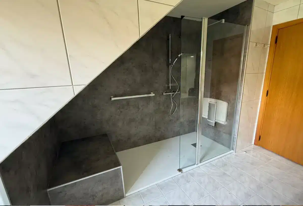 Douche de plain-pied installée par Hyseco pour un aménagement AVIQ en Wallonie