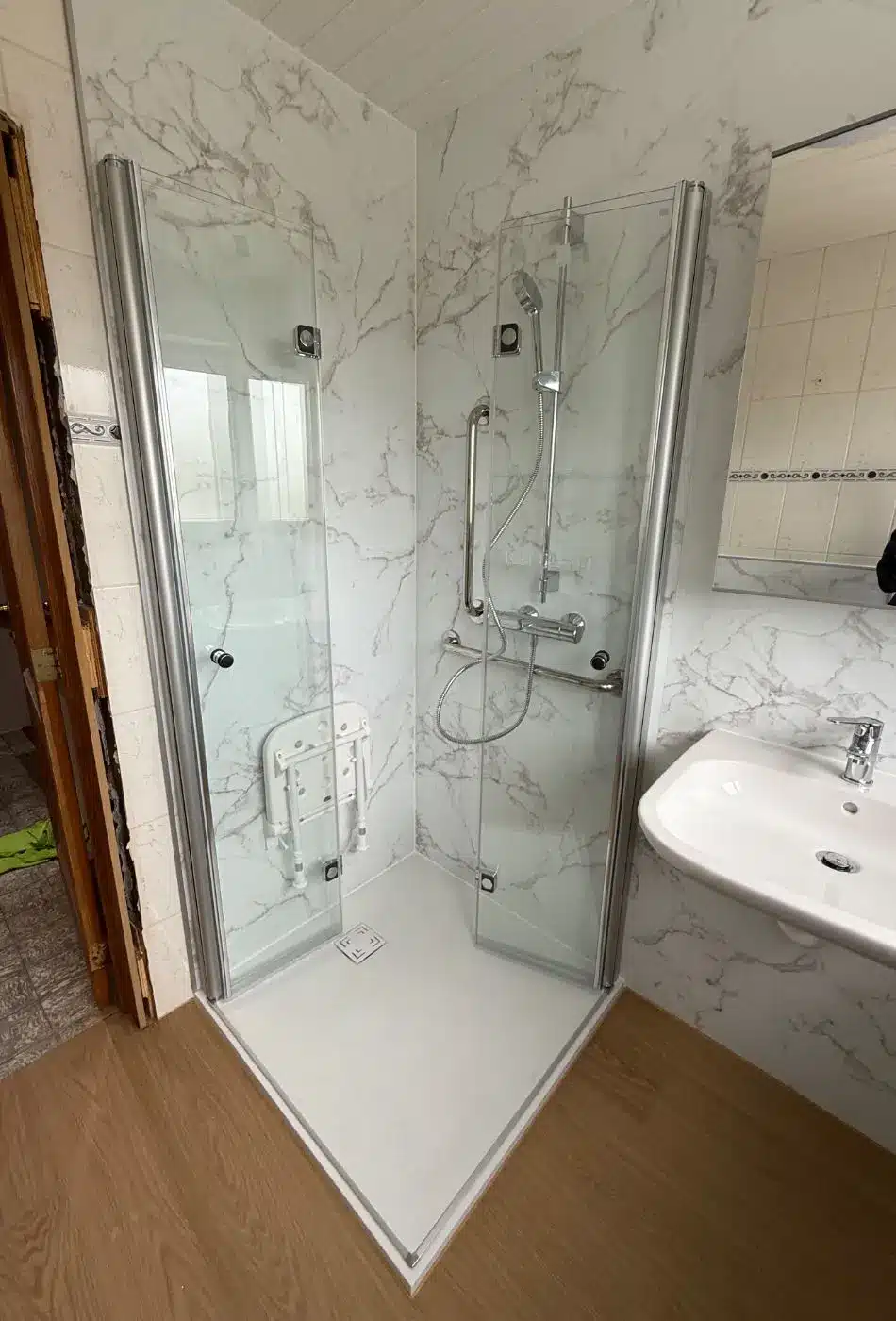 Douche de plain-pied installée par Hyseco dans le cadre d’une aide AVIQ en Wallonie