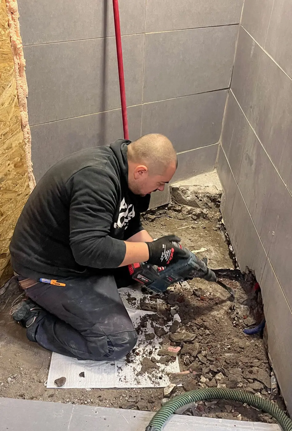 Douche de plain-pied installée par Hyseco dans le cadre d’une aide AVIQ en Wallonie