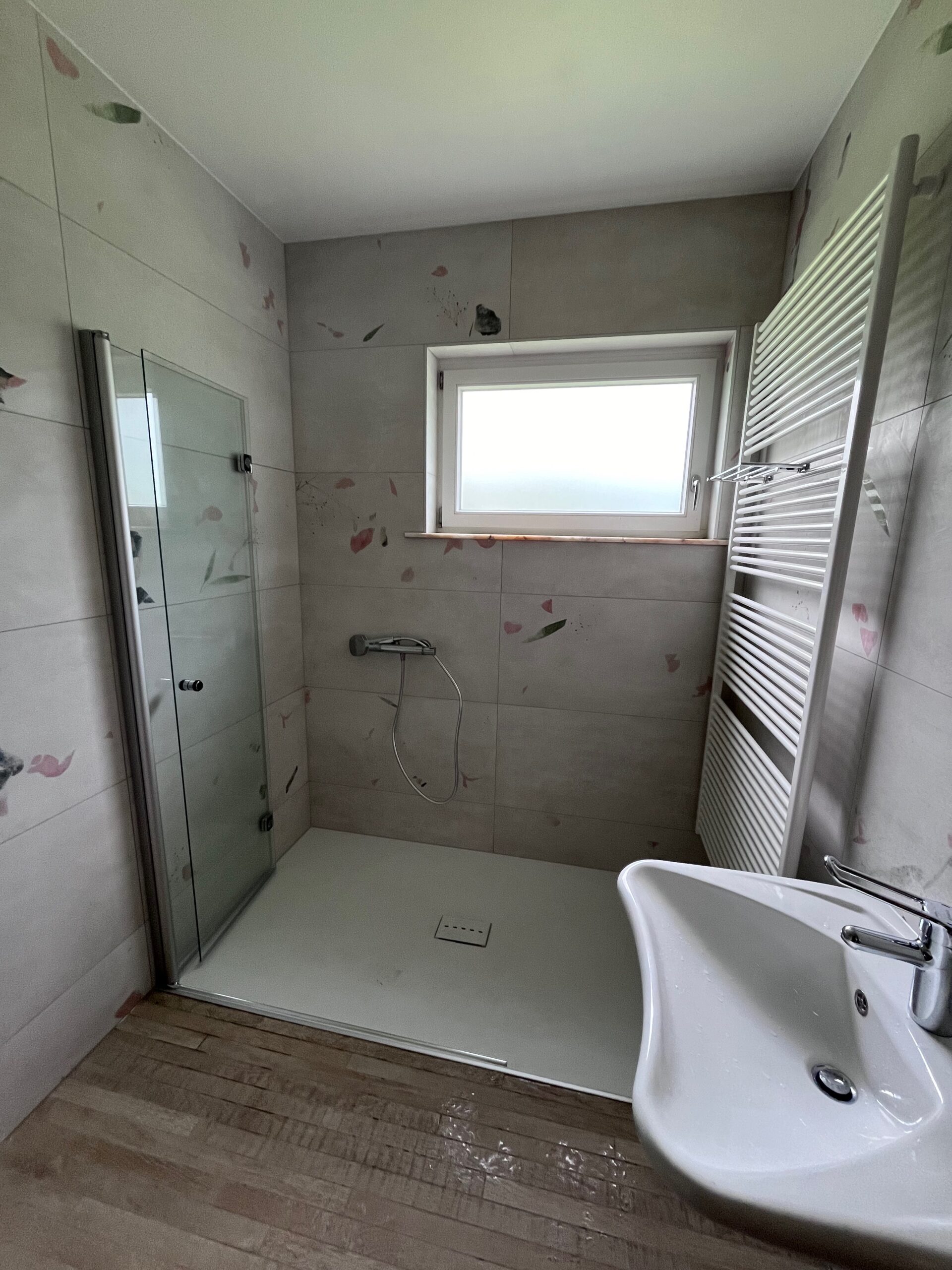 Douche accessible avec barre d'appui installée par Hyseco en Brabant wallon