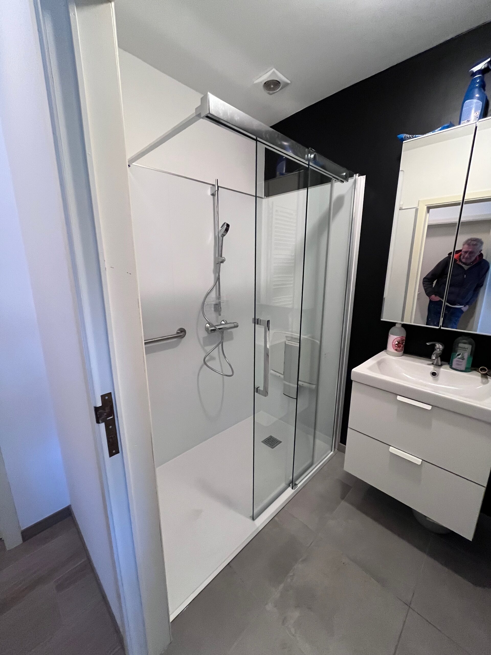 Remplacement baignoire par douche accessible réalisé par Hyseco dans le Brabant wallon