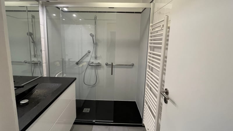 Douche accessible plain-pied avec barres d'appui, pour senior et PMR — Hyseco Belgique