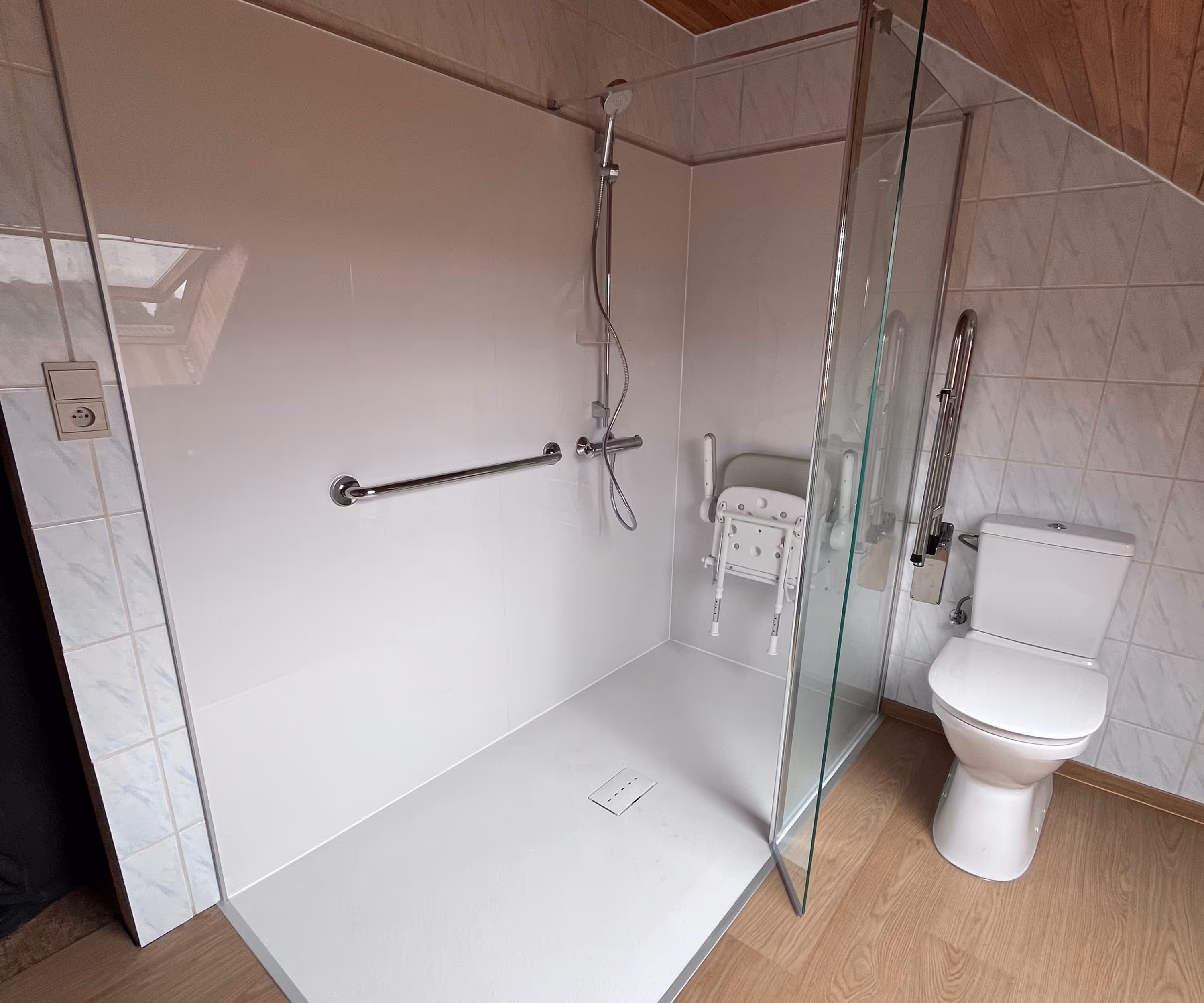 Douche senior accessible avec receveur extra-plat et barre d'appui installée par Hyseco en Brabant wallon