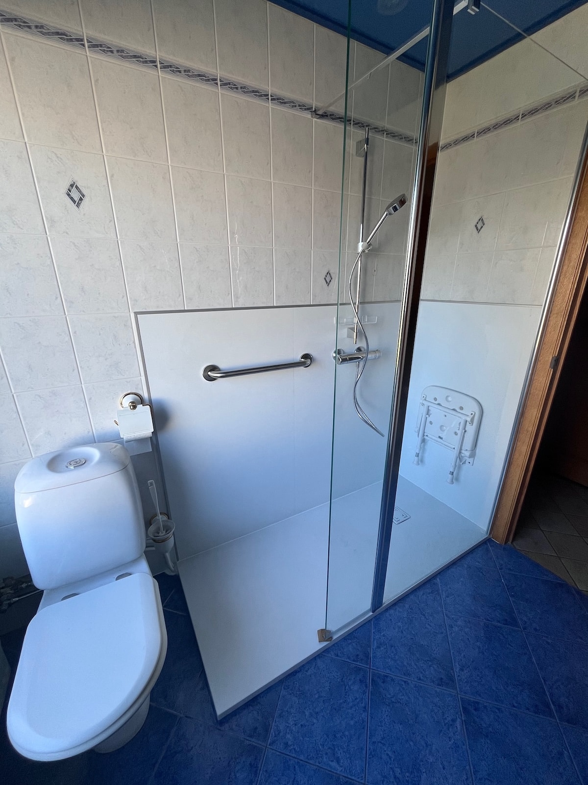 Douche senior avec panneaux muraux et receveur antidérapant installée par Hyseco en province de Liège