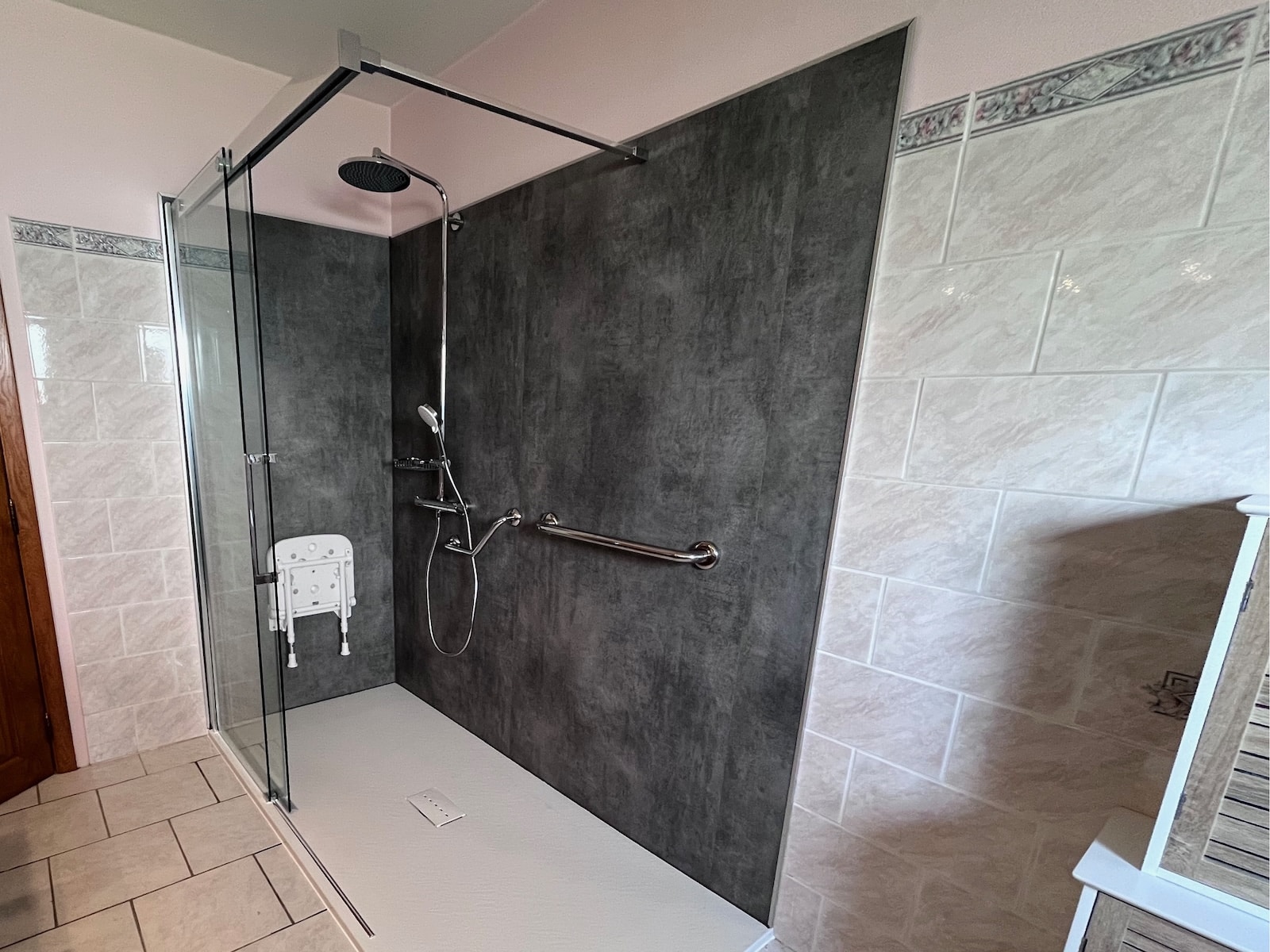 Douche senior avec receveur extra-plat et barres d’appui installée par Hyseco en province de Liège