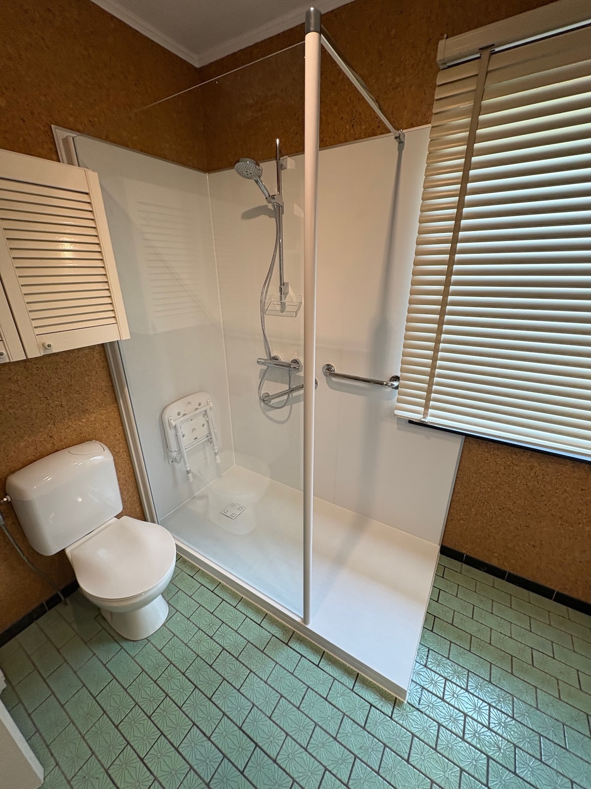 Douche senior installée par Hyseco après remplacement d’une baignoire en province de Liège