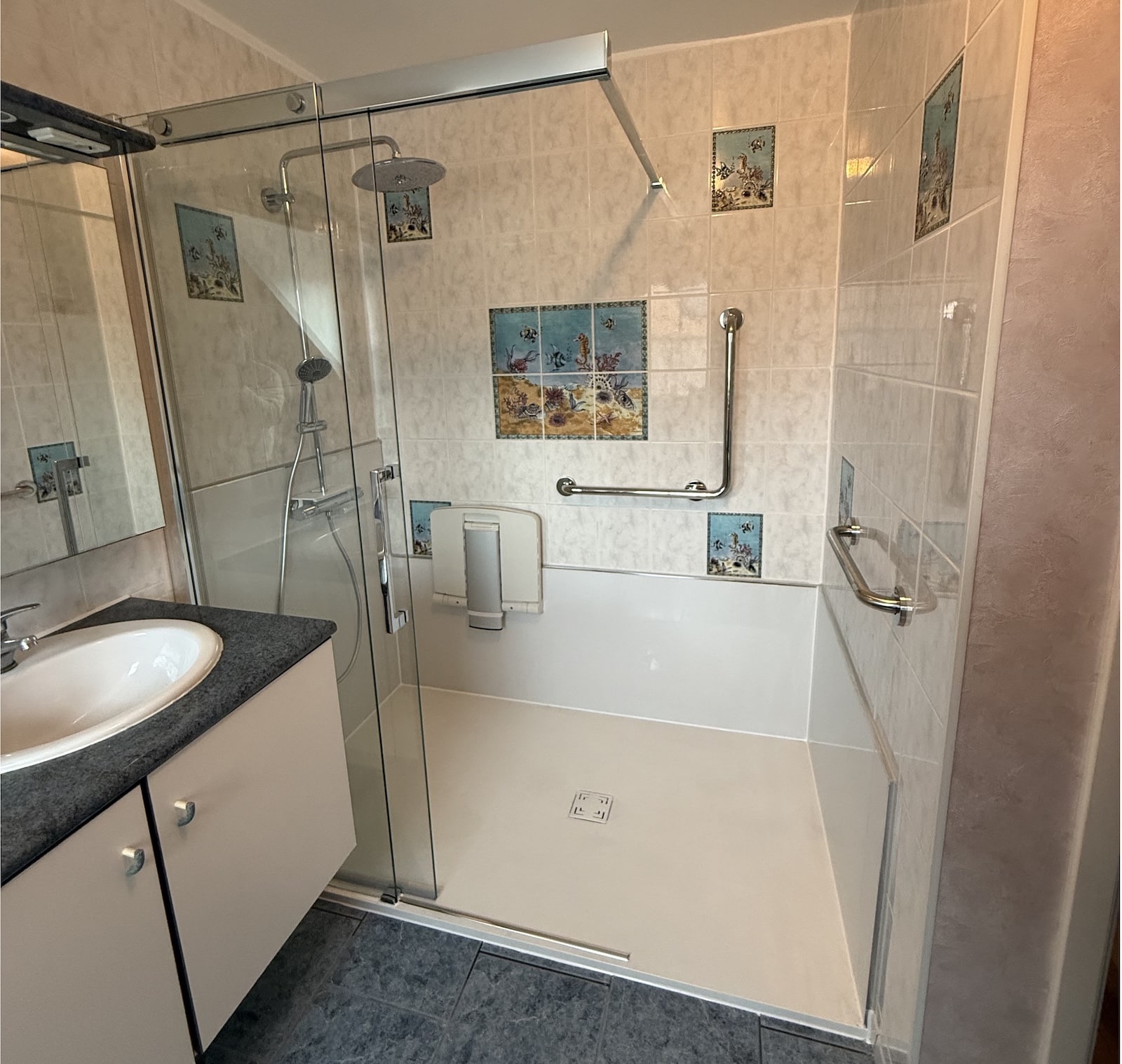 Douche senior accessible installée par Hyseco en province de Namur