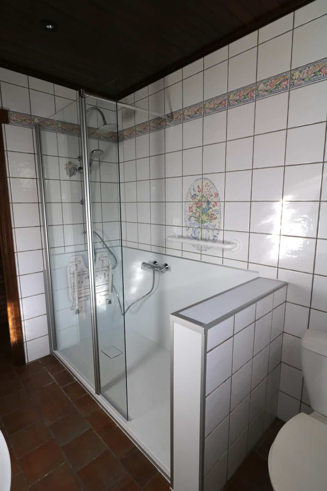 Douche senior installée par Hyseco dans une salle de bain en province de Namur