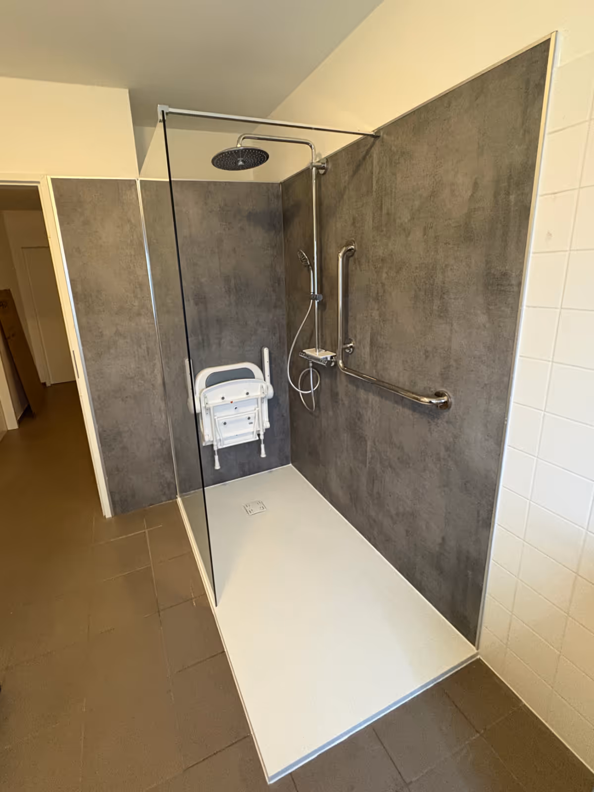 Douche PMR avec siège rabattable et barres d'appui — réalisation Hyseco