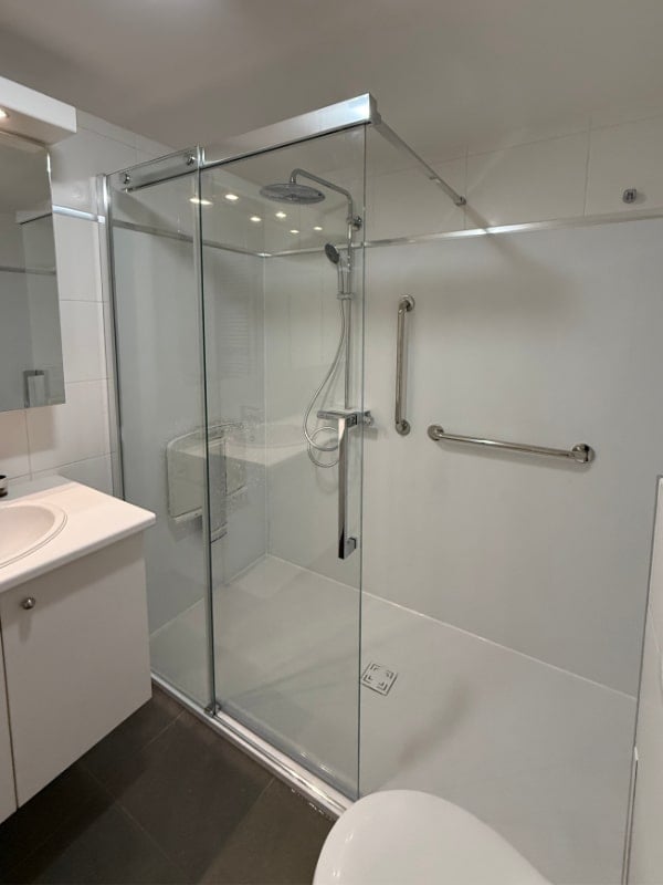 Douche PMR avec siège rabattable et barres d'appui — réalisation Hyseco Belgique