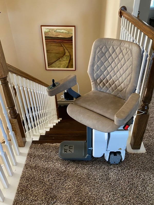 Monte-escalier droit installé dans escalier maison belge — Hyseco