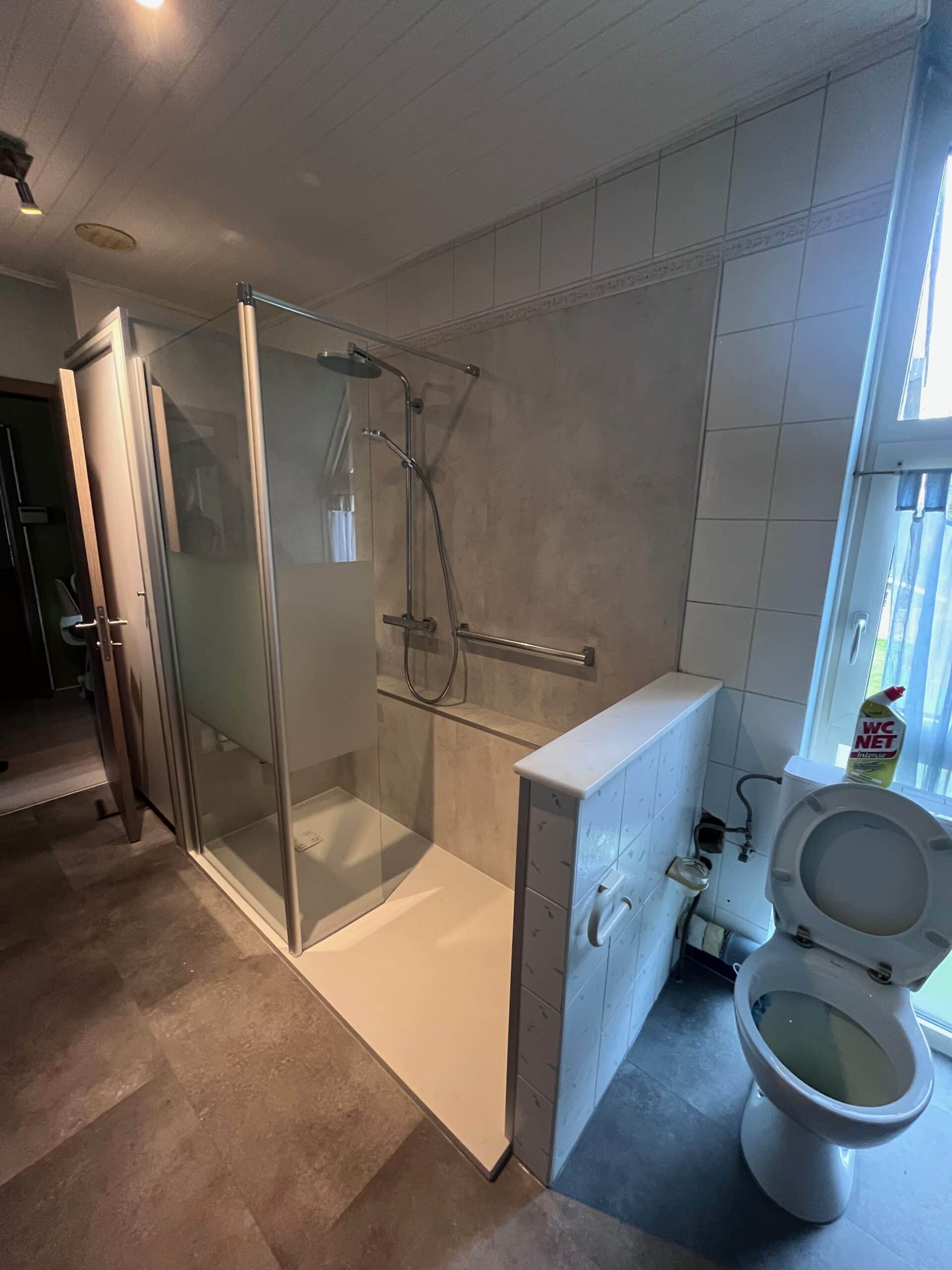 Douche sécurisée avec receveur extra-plat installée par Hyseco en Brabant wallon