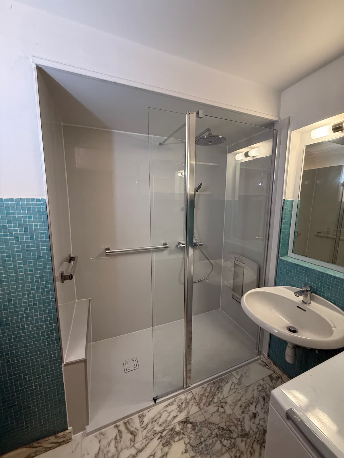 Remplacement de baignoire par douche senior accessible dans un appartement à Bruxelles