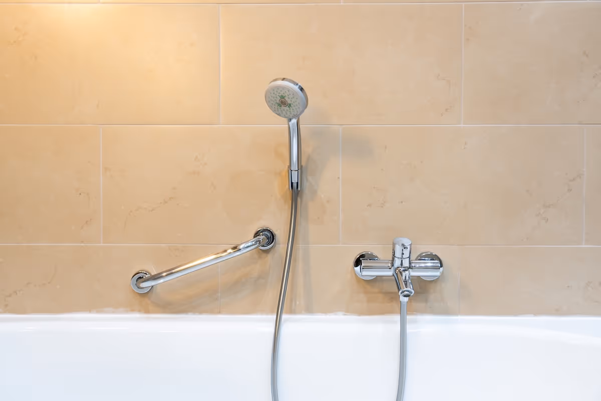 Salle de bain adaptée pour senior avec barre de maintien, douche et WC — Hyseco