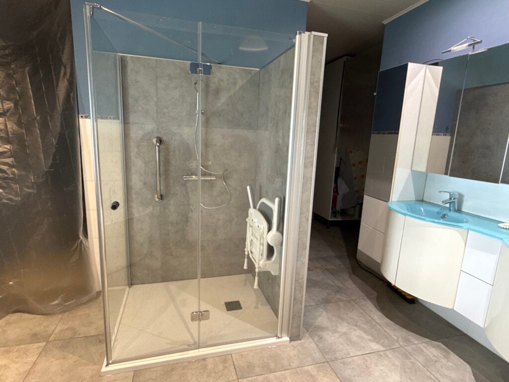 Douche Battante-pliante Béton — réalisation Hyseco