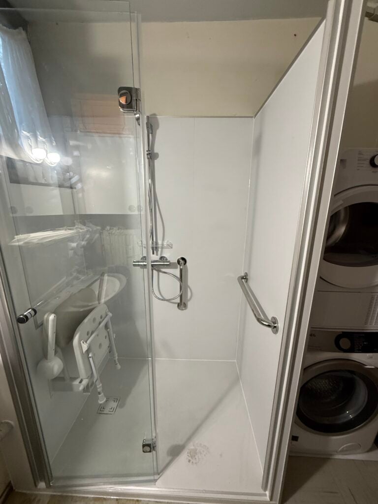Douche Battante-pliante Pierre & bois — réalisation Hyseco