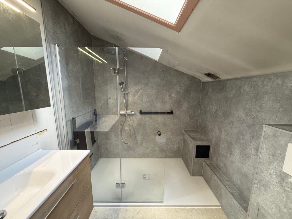Douche Battante-pliante — réalisation Hyseco