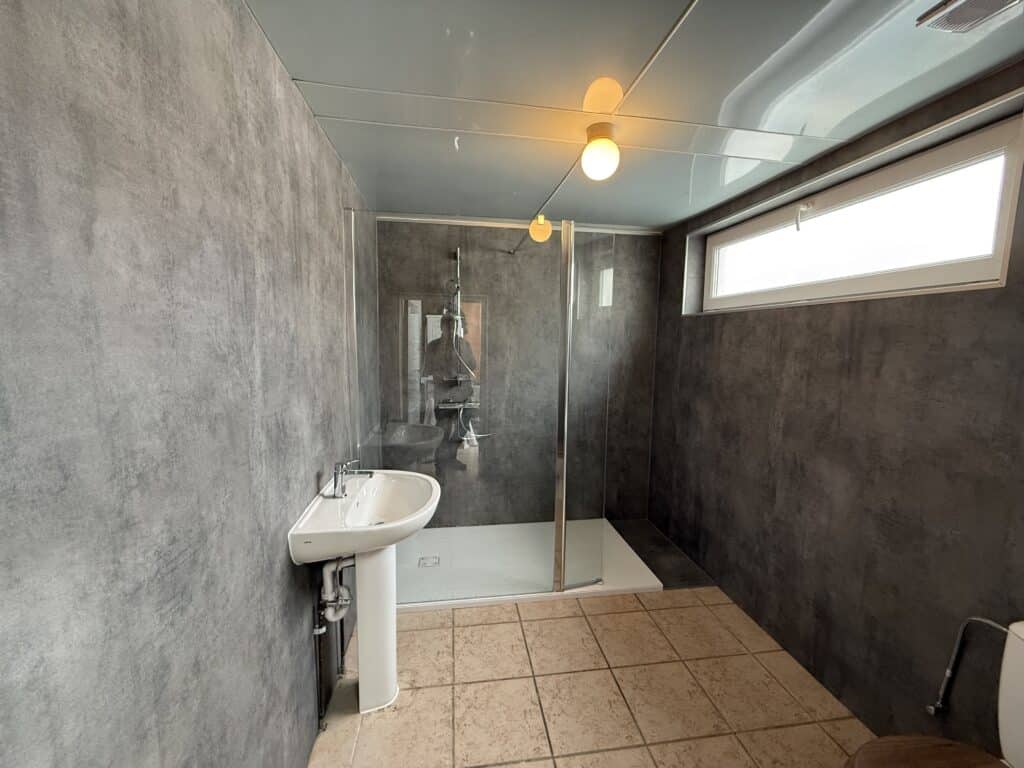 Douche Fixe avec battant Béton — réalisation Hyseco