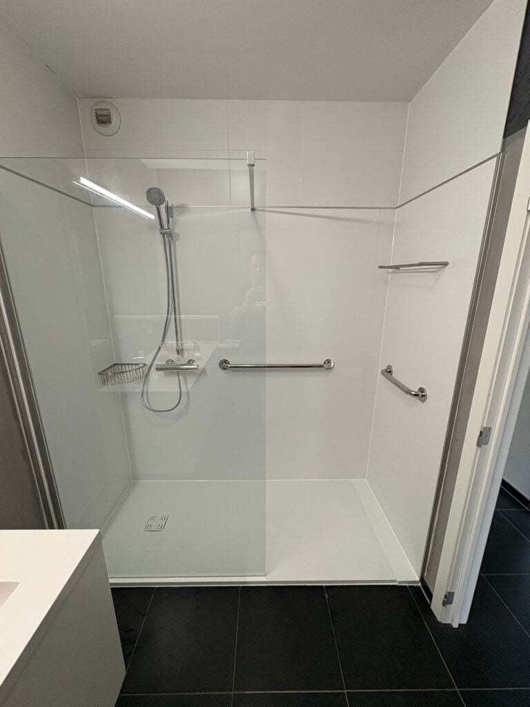 Douche Fixe Pierre & bois — réalisation Hyseco
