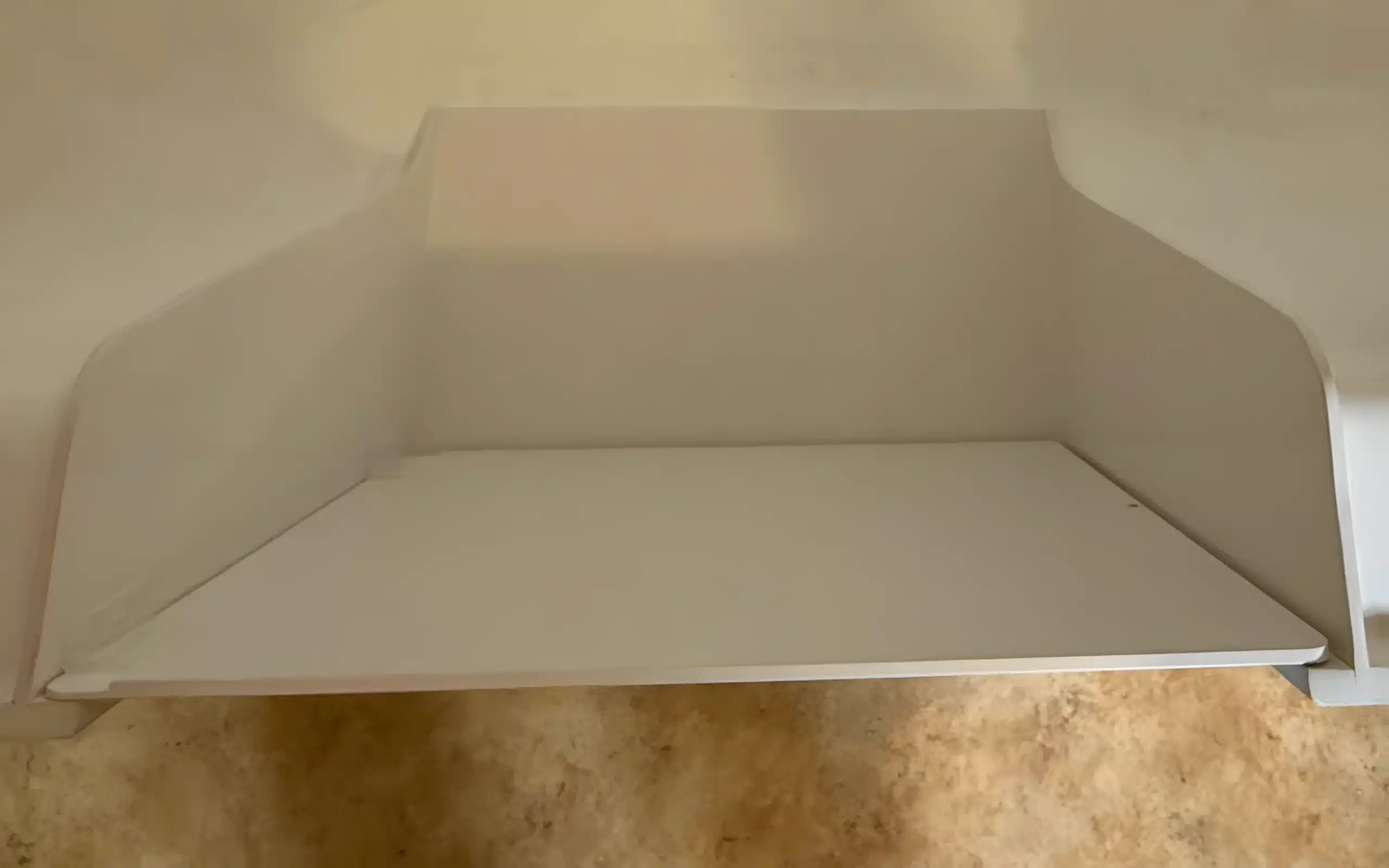 Bloc acrylique de l'ouverture de bain épousant la forme incurvée de la baignoire, réalisation Hyseco