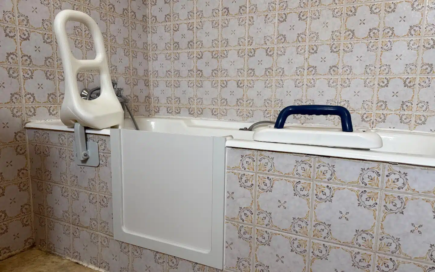 Panneau en acrylique de l'ouverture de bain installé par Hyseco