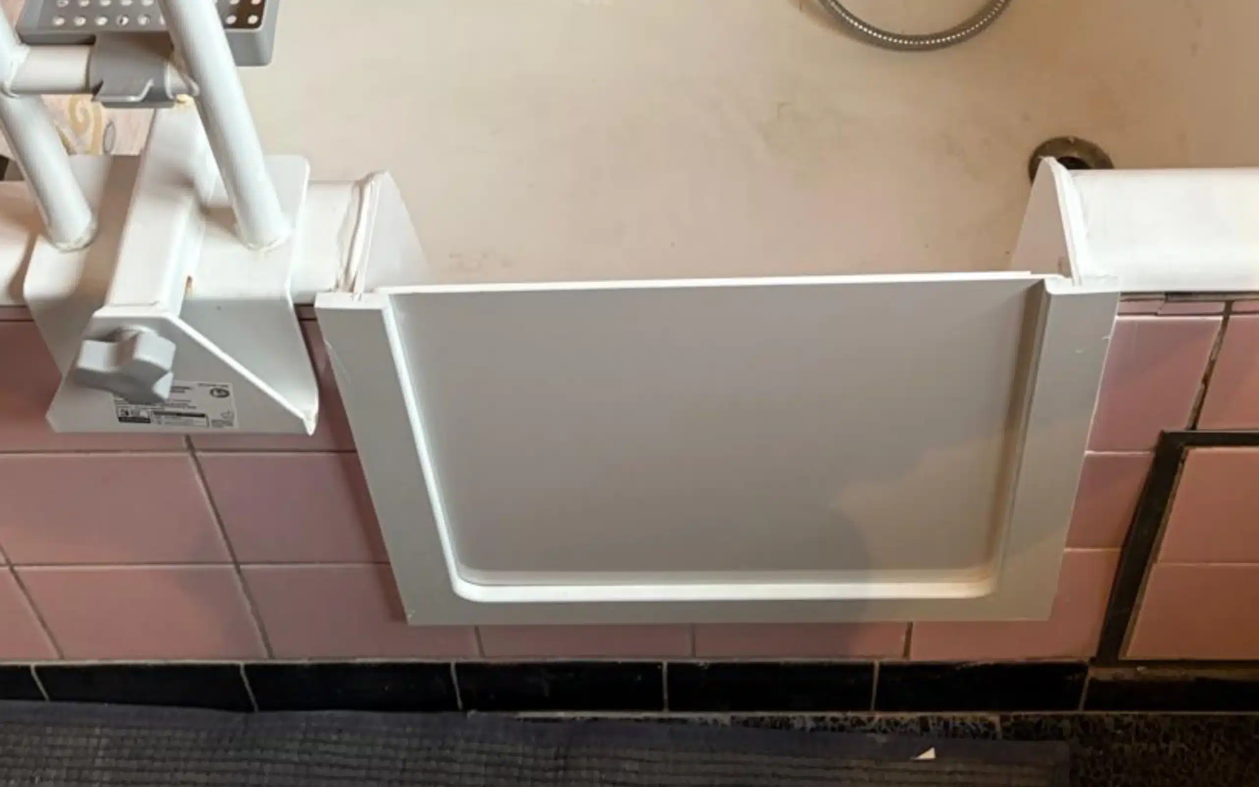 Ouverture de baignoire senior et PMR réalisée par Hyseco